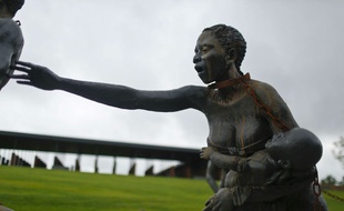 Une des statues installés au Mémorial national pour la paix et la justice, à Montgomery dans l'Alabama, inauguré jeudi 26 avril 2018 aux États-Unis.