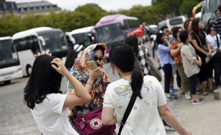 Des touristes chinois regagnent leur bus après une visite (illustration).