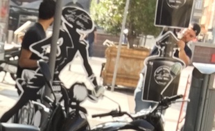 La pub sauvage Guerlain en cours d'installation à Lille, le 8 juillet