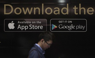 Les logos de Google Play et de l'App Store.