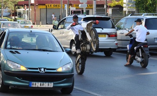 Rodéo en moto en région parisienne (illustration)
