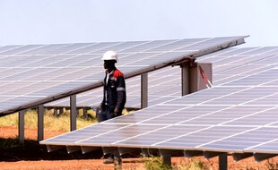 Un technicien marche entre les panneaux photovoltaïques lors de la cérémonie d'inauguration de la centrale solaire de Bokhol au Sénégal, le 22 octobre 2016. Ce projet a bénéficié d’un prêt de 34,5 millions d’euros de Proparco (une entité de l'Agence française de développement).