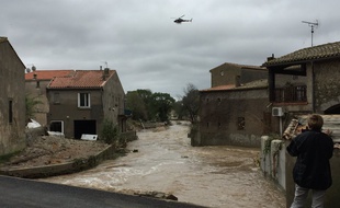 A Vilegailhenc, dans l'Aude, un pont a été détruit par les inondations.