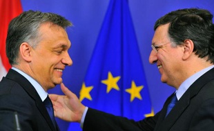 Le président de la Commission Européenne Jose Manuel Barroso (D) et le Premier ministre hongrois Viktor Orban, lors d'une conférence de presse à Bruxelles le 30 janvier 2013