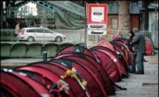 Les Enfants de Don Quichotte ont recensé 250 SDF dormant dans des tentes le long du canal Saint-Martin à Paris et attendent l'arrivée de travailleurs sociaux pour étudier "au cas par cas" les solutions d'hébergement, a annoncé mardi l'association.