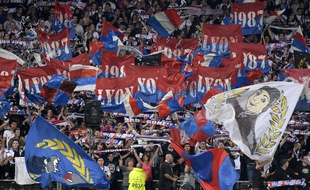 Des supporters lyonnais pendant la rencontre Lyon-Montpellier, le 19 octobre 2014. AFP PHOTO / JEAN-PHILIPPE KSIAZEK