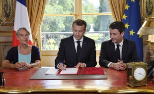 Emmanuel Macron, entouré d'Elisabeth Borne et de Benjamin Griveaux, le 27 juin 2018.