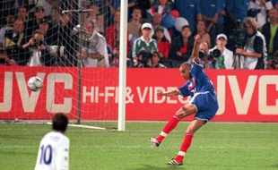 l'attaquant de l'équipe de France David Trezeguet marque contre l'Italie en finale de l'Euro 2000.