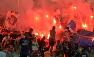 Des fumigènes allumés par les Indians Tolosa lors de TFC-Dijon, le 17 août 2019 au Stadium de Toulouse.