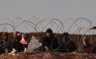 Des réfugiés syriens sur la frontière jordanienne près d'un camp de réfugiés