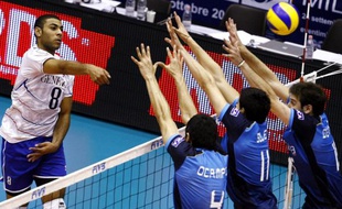 Le volleyeur français Earvin N'Gapeth (en blanc), lors d'un match du championnat du monde le 30 sseptembre 2010.