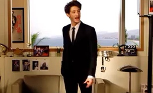 Pierre Niney dans un sketch, lors de la 39e cérémonie des César, le 28 février 2014.