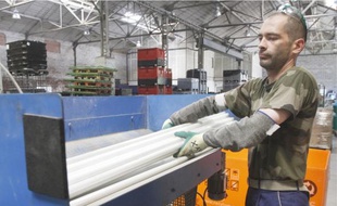 La machine à recycler les tubes fluorescents a coûté 350 000 €.