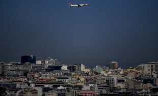 Un avion de la compagnie portugaise TAP survole Lisbonne, le 5 avrils 2021.