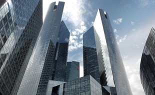 Les banques françaises vont devoir renforcer de manière substantielle leurs fonds propres d'ici la fin juin, en menant leur activité sous la menace, agitée par les pouvoirs publics, d'une suppression des dividendes servis à leurs actionnaires et des bonus dus à leurs "traders".
