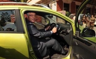 TO GO WITH INDIA-AUTO-FAIR FOCUS by Penny Macrae L'indien Tata Motors va lancer deux modèles à l'occasion du salon automobile de New Delhi, qui s'ouvre vendredi, mais la mort brutale de son patron exécutif complique un peu plus la relance du groupe, en chute libre sur son marché.