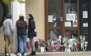 Ce samedi, des parents d'élèves ont commencé à rendre hommage à l'enseignant tué à Conflans-Saint-Honorine la veille.