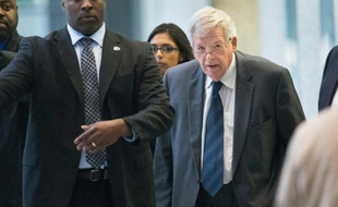 L'ancien président de la Chambre des représentants Dennis Hastert quitte le palais de justice de Dirksen le 28 octobre 2015 à Chicago