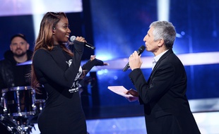 Aya Nakamura et Nagui sur le plateau du Téléthon le 6 décembre.