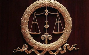 L'ex haut magistrat Pierre Estoup, l'un des trois juges du tribunal arbitral qui a décidé d'octroyer 403 millions d'euros à Bernard Tapie dans le litige l'opposant au Crédit Lyonnais, a été mis en examen pour escroquerie en bande organisée, les juges le soupçonnant d'avoir favorisé, avec d'autres, un arbitrage en faveur de l'homme d'affaires.