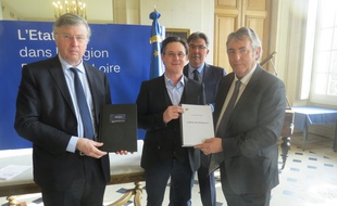Claude d'Harcourt, préfet de Loire-Atlantique et des Pays de la Loire, Laurent Turquois, maire de Saint-Sébastien, et Maurice Perrion, maire de Ligné.