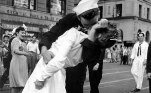 Un marin américain embrasse une infirmière à Times Square pour fêter le «V-J Day», la capitulation du Japon lors de la Seconde Guerre Mondiale, New York, le 14 août 1945.
