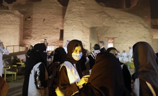 Une guide saoudienne porte un masque alors qu'elle fait visiter un site touristique près de Ryad, en Arabie saoudite, le 25 février 2020.