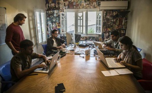 Menna Ayman, Salem Massalha, Shehab el-Dien, Alban Menonville, et Nader Meleika dans les locaux de la start-up Bassita au Caire, le 12 avril 2016