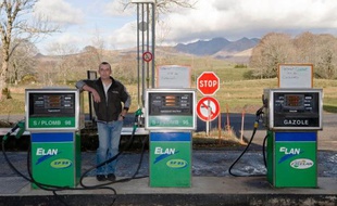 Le pompiste Alain Marion dans sa station-service de Picherande (Puy-de-Dôme), le 27 novembre 2014