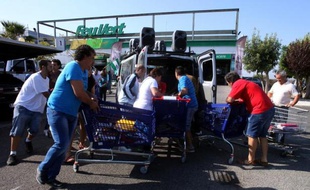 Plus de 200 militants de gauche se sont emparés vendredi de fournitures scolaires dans un supermarché de Séville, dans le sud de l'Espagne, affirmant vouloir les redistribuer à des familles en difficulté avant une nouvelle rentrée marquée par la crise.