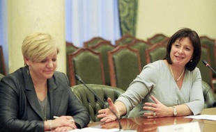 La ministre ukrainienne des Finances Natalie Jaresko le 25 février 2015 au côté de la présidente de la banque nationale ukrainienne Valeriya Hontaryeva à Kiev