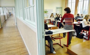 Une enseignante dans sa classe.