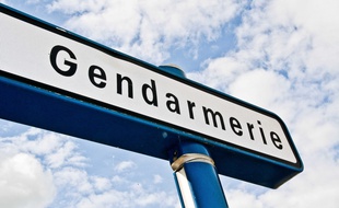 Un panneau indiquant la direction d'une gendarmerie. Illustration.