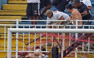 Les violences des supporteurs latino-américains ont encore fait des ravages cette année, polarisant l'attention des autorités sur les "barras bravas", groupes d'ultras très organisés, générateurs de revenus et parfois au centre d'enjeux politiques.