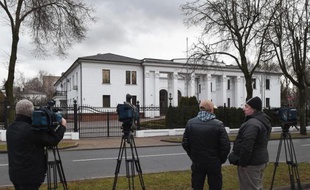 Des caméramans devant la résidence présidentielle à Minsk le 24 décembre 2014