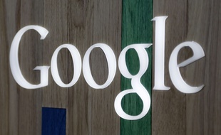 Le logo Google sur un magasin en Floride, en 2014.