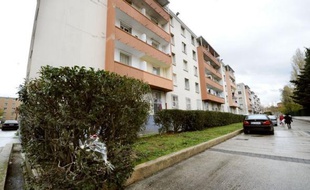 Le ministre de l'Intérieur Brice Hortefeux se rend dimanche après-midi à Marseille "pour décider des mesures à prendre" après la mort d'un adolescent de 16 ans, tué à la kalachnikov, probablement dans le cadre d'un règlement de comptes sur fond de trafic de drogue.