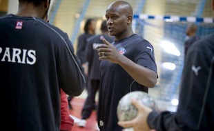 L'entraîneur du Paris-Handball, Olivier Girault, lors d'un entraînement au stade Pierre de Coubertin à Paris, le 1er décembre 2008.