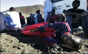 Près de 200 immigrants clandestins subsahariens ont débarqué en moins de douze heures sur l'archipel espagnol des Canaries, à bord de deux embarcations de fortune, a-t-on appris vendredi auprès des autorités locales et des secours.