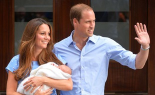 Le prince William et son épouse Kate ont présenté mardi mardi 23 juillet leur fils, devant l''hôpital St Mary de Londres où il est né.