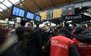 Des agents de la SNCF conseillent les voyageurs à la gare Saint-Lazare à Paris, mardi 26 avril, journée de grève.