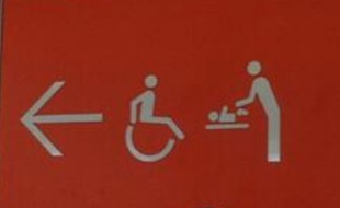Le pictogramme des toilettes pour hommes de l'aéroport d'Orly.