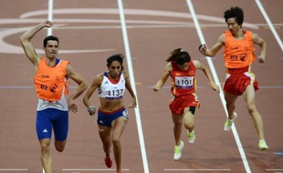 Quand Gautier Simounet a franchi la ligne d'arrivée avec Assia El Hannouni, médaille d'or au 200 m, il a levé les bras en signe de triomphe car cette victoire, c'est aussi un peu la sienne, lui qui a couru la main attachée à celle de l'athlète malvoyante pour guider sa foulée