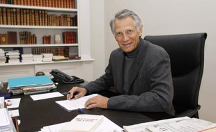 Avec sa nouvelle charge violente contre le président Nicolas Sarkozy en qui il voit "l'un des problèmes de la France", l'ancien Premier ministre Dominique de Villepin a provoqué dimanche un tollé à l'UMP et suscité l'embarras jusqu'au sein de ses propres troupes.