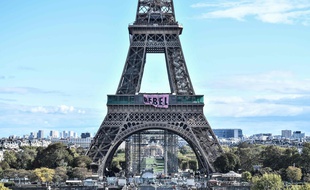 Des militants du mouvement écologiste Extinction Rébellion (XR) ont déployé dimanche une banderole avec l'inscription "Rebel" ("rebellez-vous" ou "rebelle") au premier étage de la tour Eiffel à Paris.