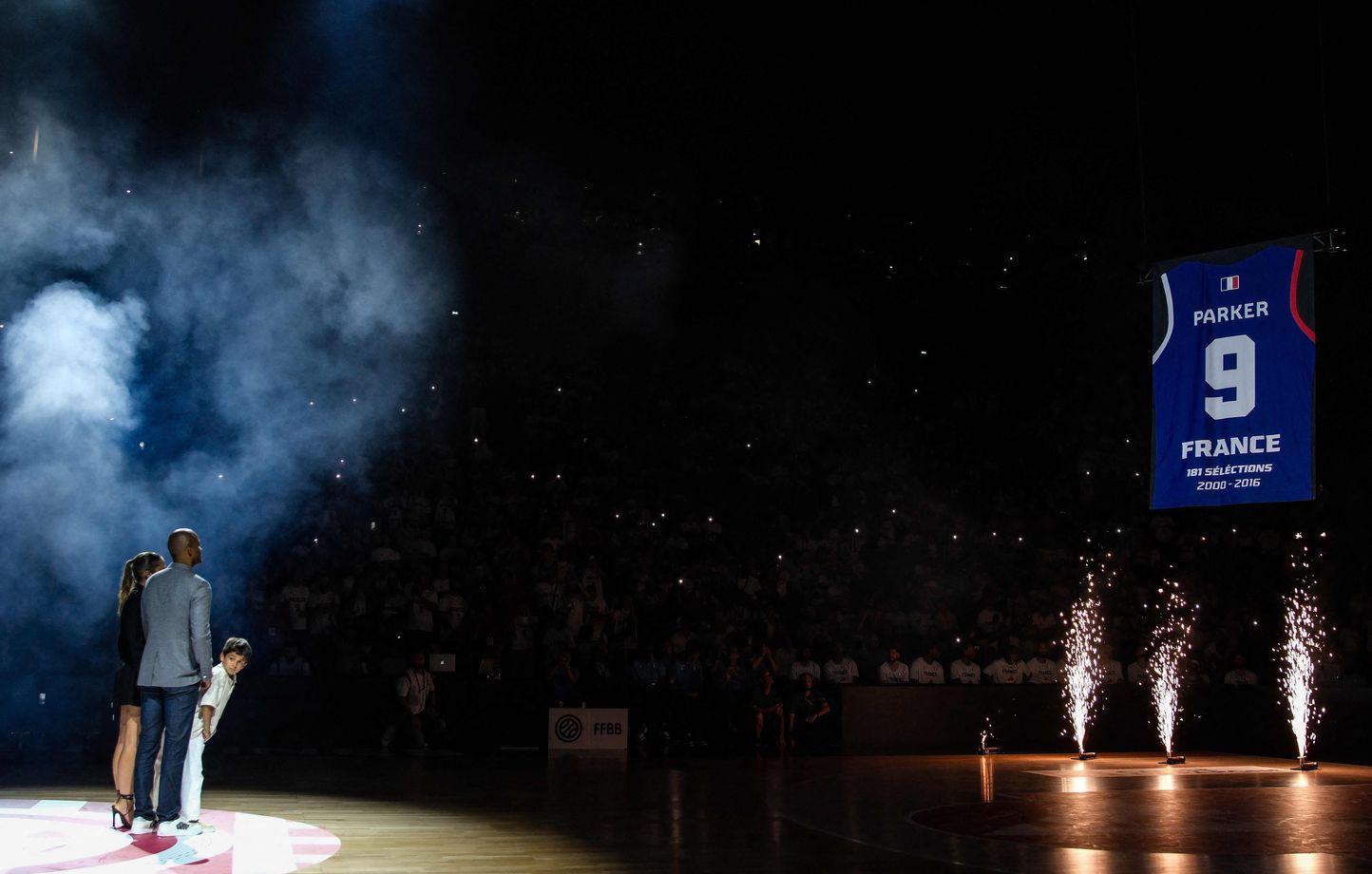 France Serbie Tony Parker savoure l incroyable honneur de voir son maillot etre retire