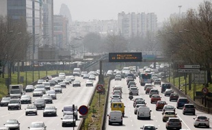 Des voitures sur le périphérique parisien le 15 mars 2014