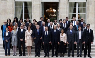 Le gouvernement Ayrault sur le perron de l'Elysée, le 17 mai 2012.