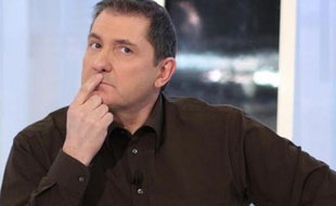 Yves Calvi présente C dans l'air depuis 2001.