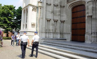 Patrouille de police devant la cathédrale St. Rumbold's, près du siège de l'Eglise belge, à Malines-Bruxelles en Belgique, où des perquisitions ont été effectuées le 24 juin 2010.